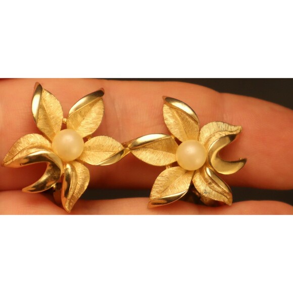 Vintage Trifari Pearl Brushed Gold Tone Earrings - Picture 2 of 3